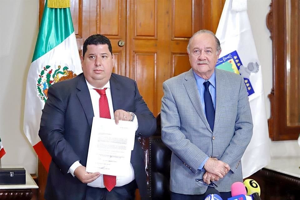 Héctor Viniegra, a quien el Estado nombró nuevo director de la Defensoría, y el Secretario de Gobierno, Javier Navarro.