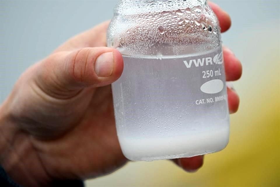 Las reacciones químicas provocadas por la electrólisis convierten el CO2 disuelto en el agua de mar en un fino polvo blanco que contiene carbonato de calcio.