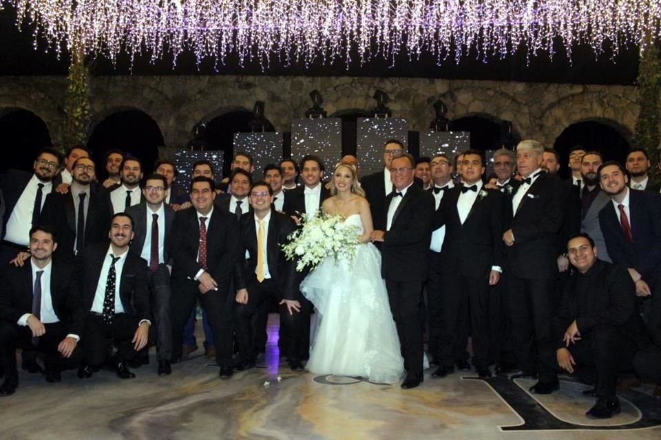 Los novios con todos los hombres invitados