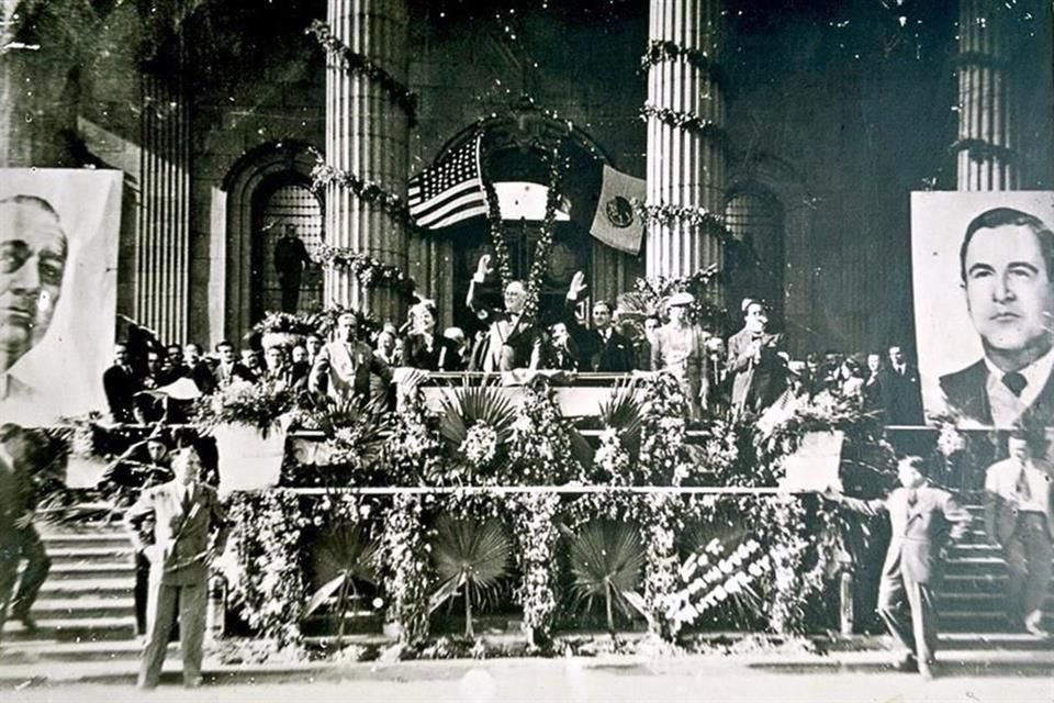 Los Presidentes de México y EU, Manuel Ávila Camacho y Franklin Delano Roosevelt, respectivamente, presenciaron un desfile militar en un palco colocado sobre las escalinatas del Palacio de Gobierno.