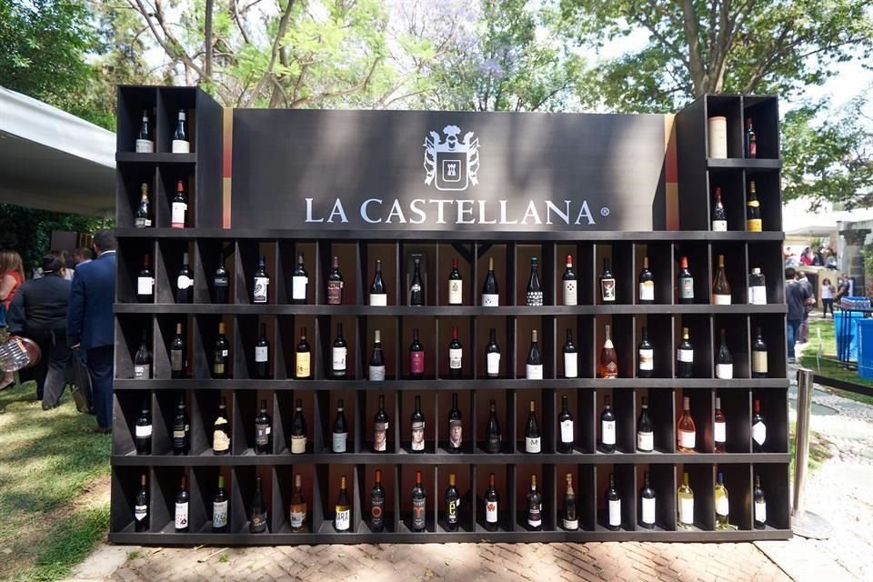 La elegante casona de estilo francés reunió en sus jardines y salones a reconocidas bodegas de vinos con clientes, sommeliers, líderes de opinión y promotores de la cultura vitivinícola.