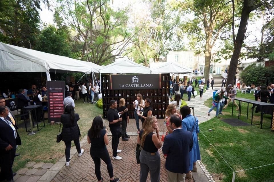 Además de ofrecer vinos, licores y productos gourmet a aficionados al buen comer, La Castellana es uno de los principales importadores de vino en México.