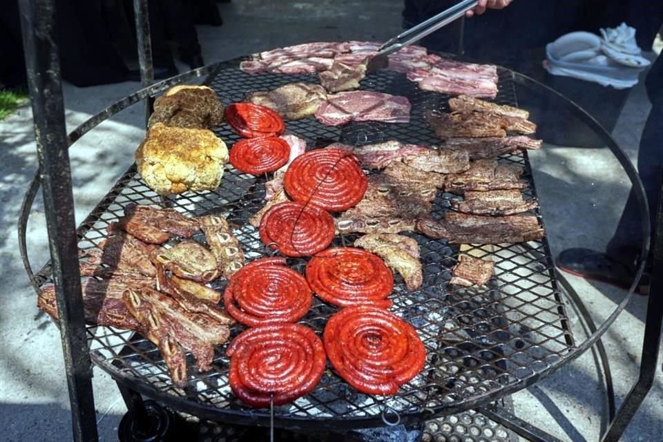 Hubo también asado y degustación de jamón serrano Pinar del Rey Reserva.