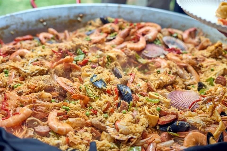 El chef Jules R sirvió una de sus espectaculares paellas.