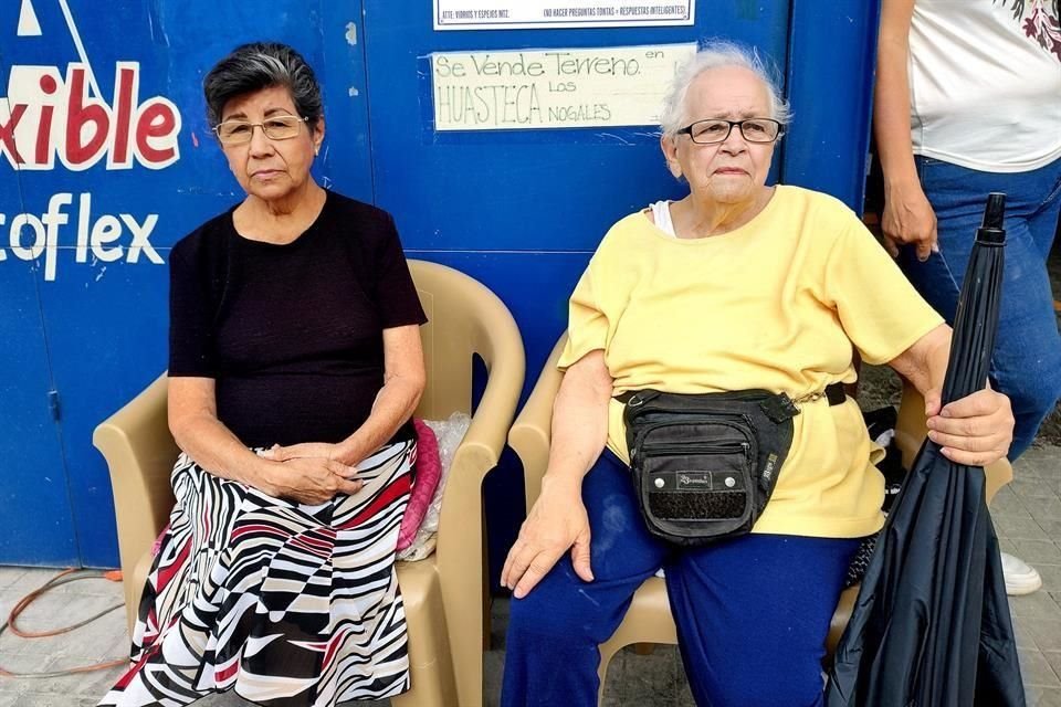 Margarita Padilla Guerra y Martha Arizpe Martínez se sentaron en sillas para impedir continuaran destruyendo la acera oriente de la calle Morelos.
