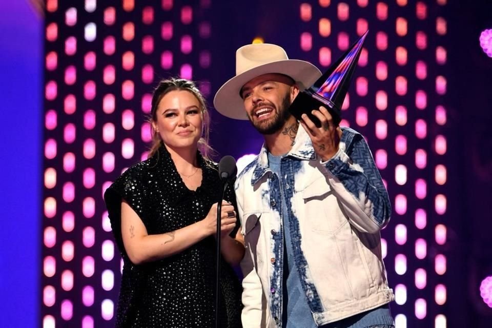 Joy Huerta y Jesse Huerta recibieron el premios a Duo favorito.