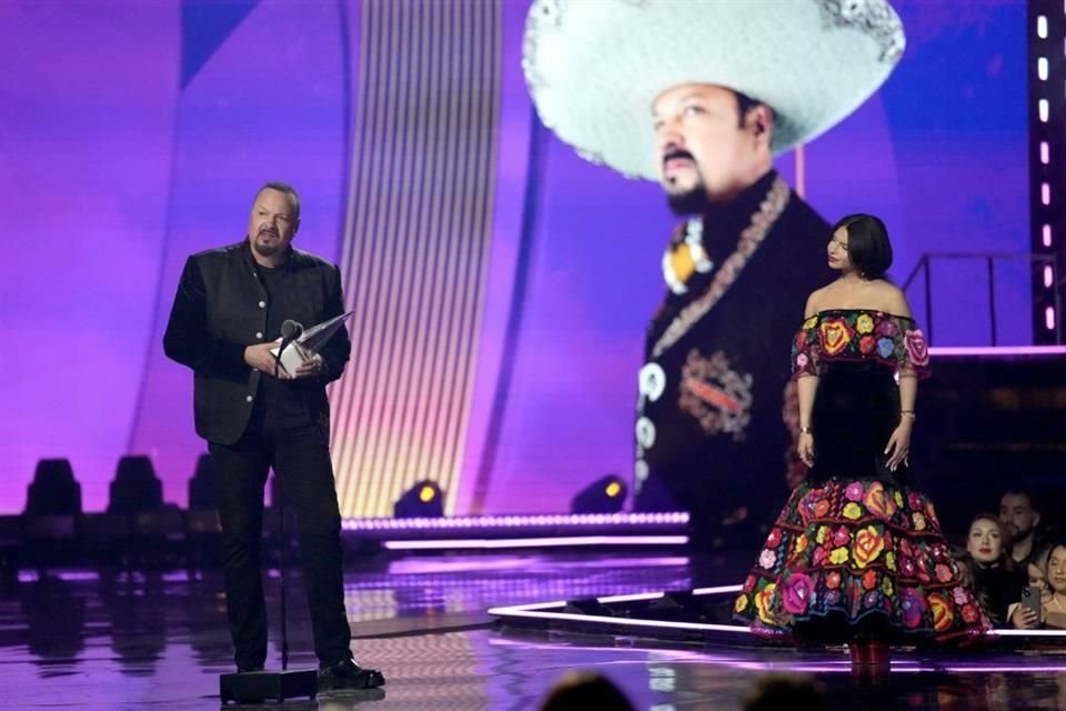este fue uno de los momentos más emotivos, en los que Pepe Aguilar aseguró que su corazón le indica seguir haciendo música.