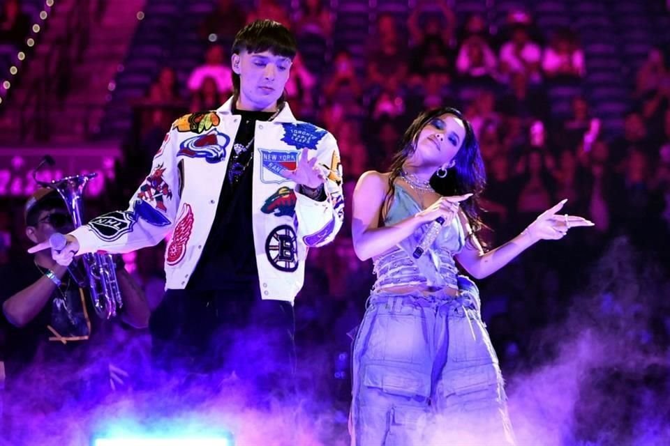 Peso Pluma y Becky G compartieron el escenario para interpretar el tema 'Chanel'.