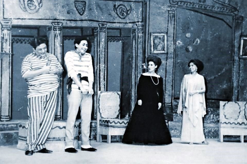 Felipe Díaz Garza (izq. a der.), Luis Martín Garza, Blanca Laura Uribe Nájera e Irma Morantes en la obra 'El baile de los ladrones'.