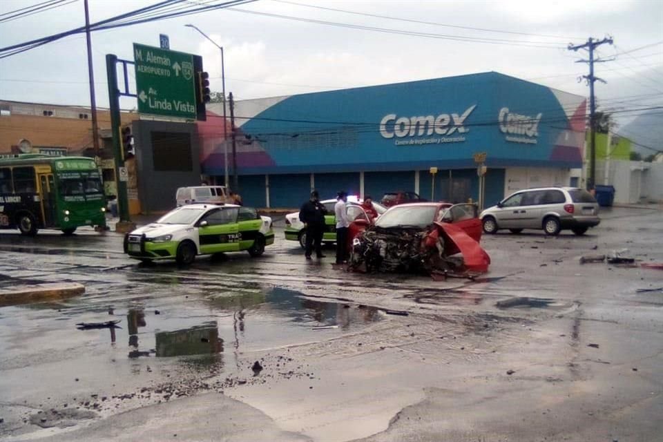 El accidente sucedió en el cruce de Avenida Linda Vista y Miguel Alemán y fue provocado por un auto que se pasó una señal de alto.