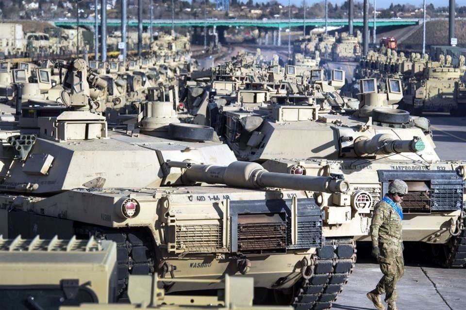 Un soldado camina junto a una línea de tanques M1 Abrams en Fort Carson en Colorado Springs, Colorado.