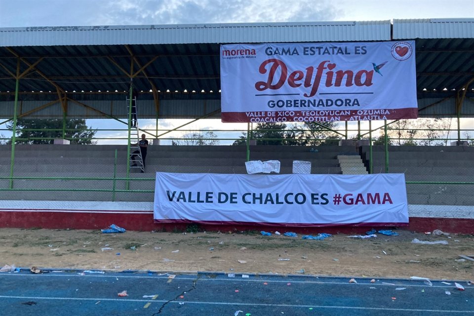 Decoraciones pro morenistas fueron mostradas para dar la bienvenida a la candidata Delfina Gómez en el estadio Luis Donaldo Colosio, luego de su debate de anoche con Alejandra del Moral.