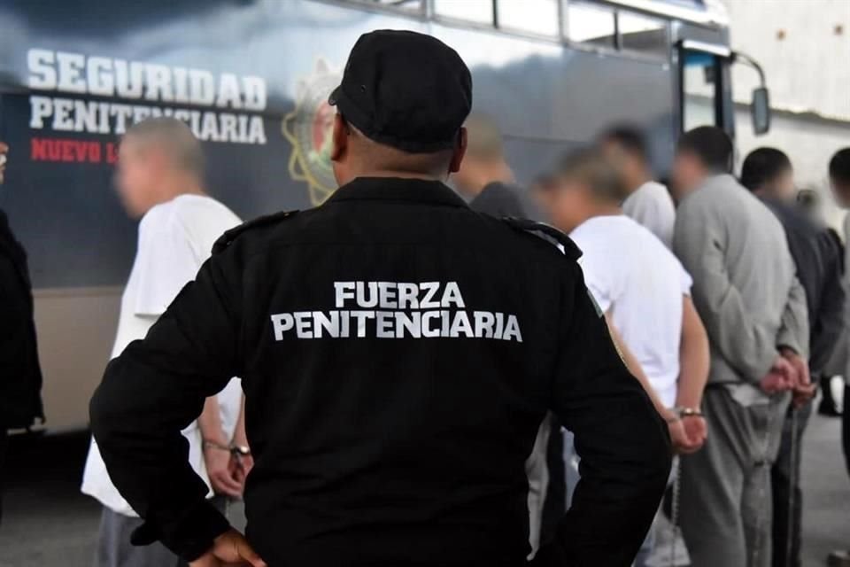 El traslado de un Cereso a otro se realizó sin contratiempos y con resguardo de un operativo de personal Fuerza Penitenciaria, apoyados por policías de Fuerza Civil.
