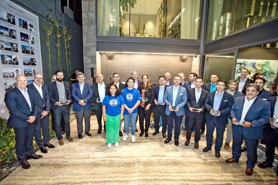 Directivos del Tec de Monterrey junto a proveedores galardonados.