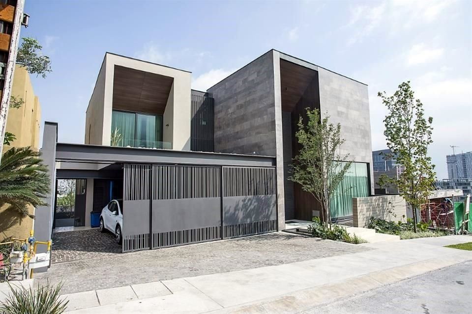 Casa Catalina tiene un valor total de $71,400,000 que incluye un automóvil Tesla Model Y eléctrico 2022 y un automóvil Mercedes Benz CLA 200 Progressive automático 2023