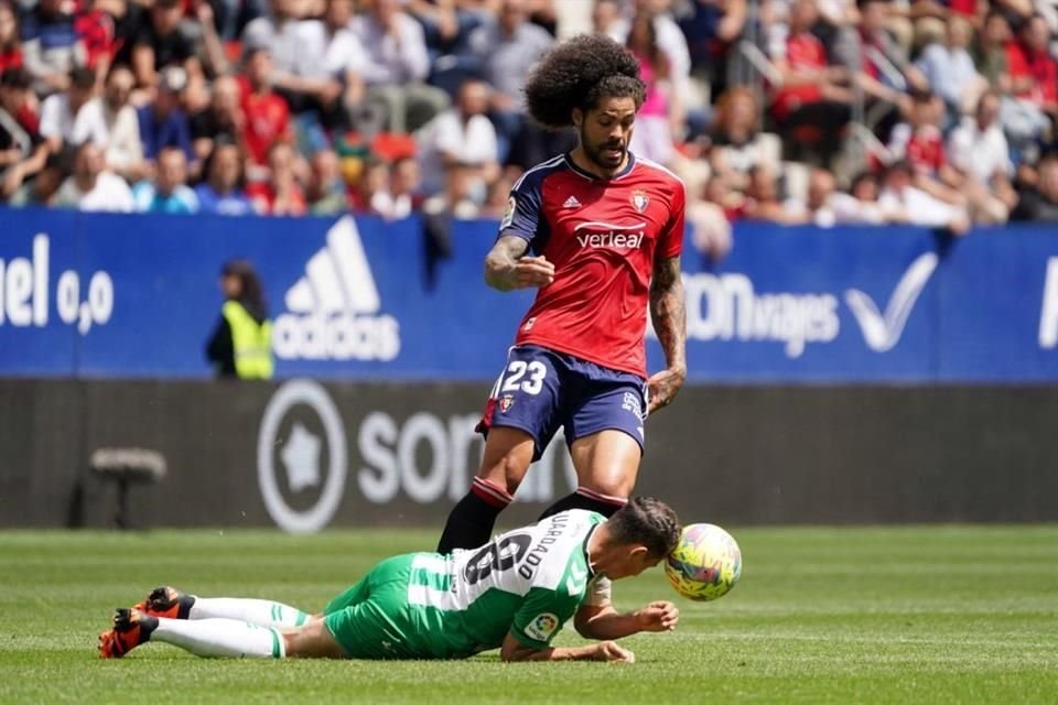 Andrés Guardado (abajo) fue titular, pero ya no fue contemplado para el segundo tiempo con el Betis.