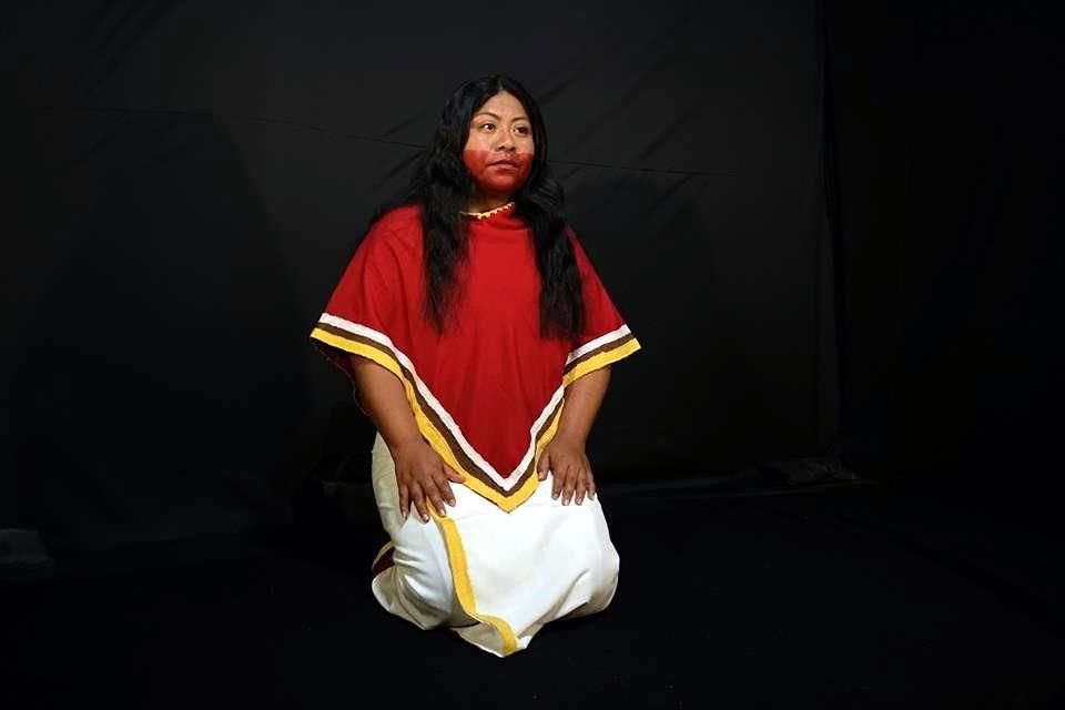 Edith Aparicio Martínez, cantante y política mixteca, suele vestir el traje de la princesa 6 Mono durante sus presentaciones.