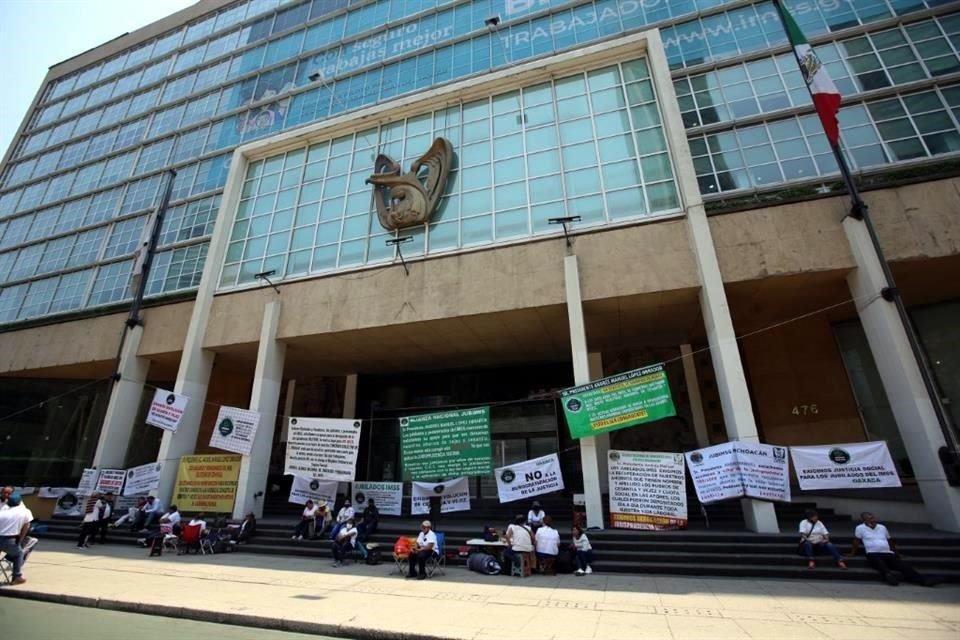 El coordinador de Finanzas e Infraestructura del Programa IMSS Bienestar fue denunciado por  presuntamente comprar pruebas de laboratorio a sobreprecio.