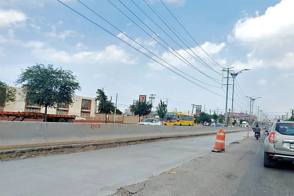 En un tramo de dos kilómetros y medio, la Administración del Alcalde Daniel Carrillo, en San Nicolás, repara la avenida con concreto hidráulico.