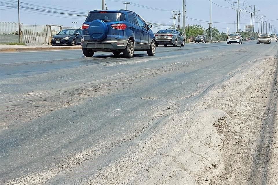 La misma avenida, en el lado de Apodaca, está llena de baches, grietas y ondulaciones.