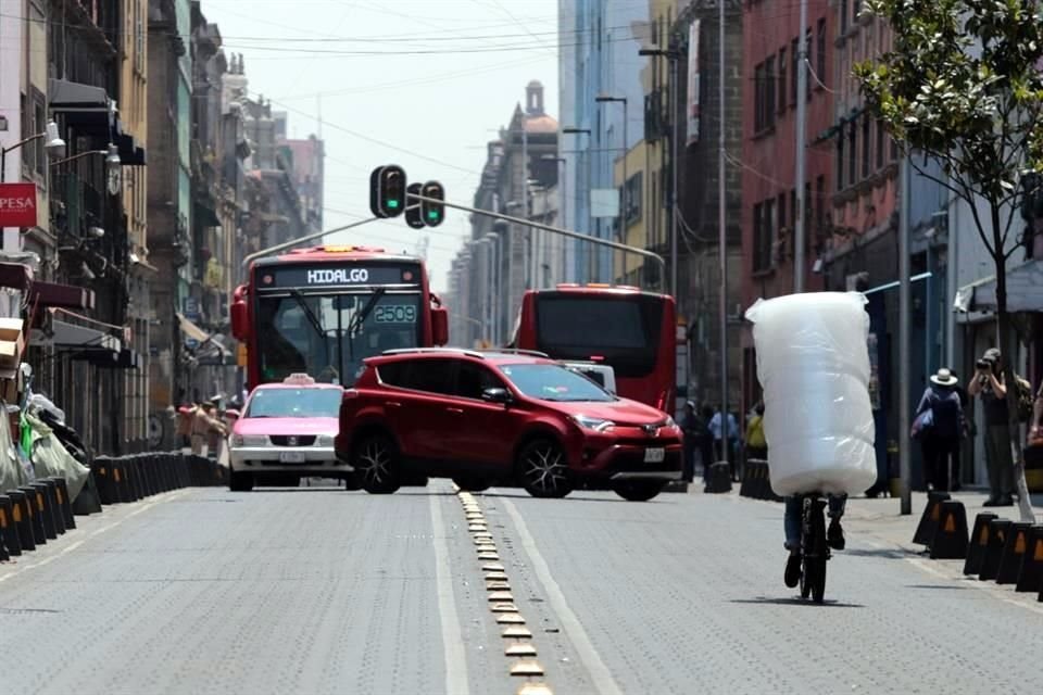 Conductores invaden para cruzar hasta el otro extremo de la calle.