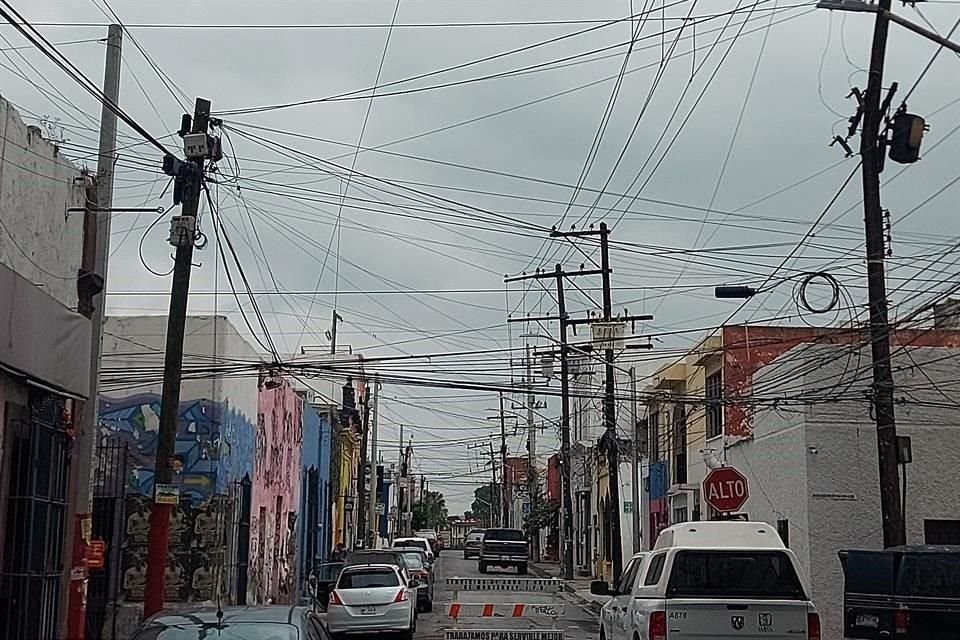 Los cables colgantes deterioran la imagen urbana de la Ciudad, como en el Centro de Monterrey.
