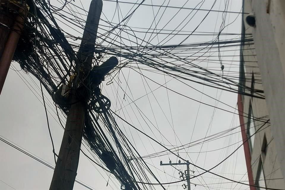 Cables sueltos y las 'telarañas' han causado accidentes fatales en la Ciudad.