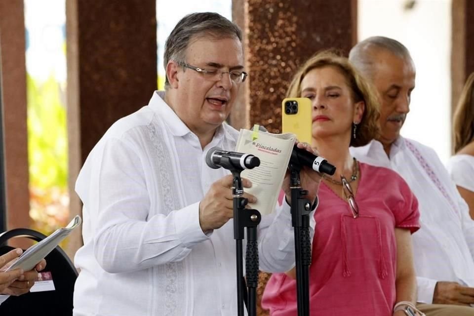 Ebrard leyó, ante decenas de estudiantes el poema 'Pinceladas', de Dolores Correa y Zapata.