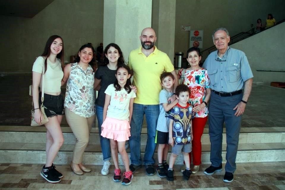 Lorena Flores, Myrna Cantú, Helena García, Servando Cantú, Mirna Solís, Servando Cantú, Natalia Cantú , Alejandro Cantú y Eugenio Cantú