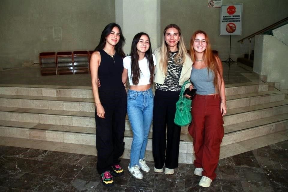 Regina Carlín, Matilda Carlín, Mayra Mata y Camila Carlín