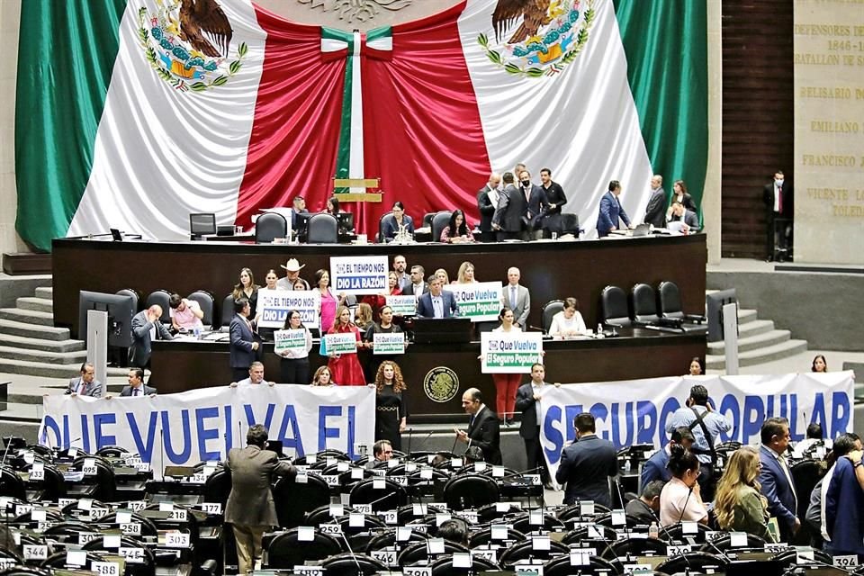 La Oposición protestó ayer en la Cámara de Diputados por la reforma a la Ley General de Salud y exigió retomar el Seguro Popular eliminado en el 2020 por el Gobierno de López Obrador.