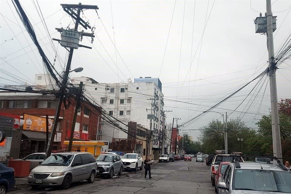 Tecnológico, Monterrey.- Un poste de luz sobrecargado de cableado está muy inclinado, en la calle Filósofos.   