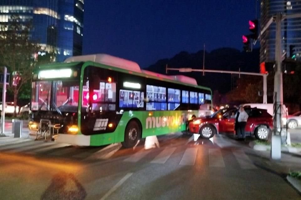 Cuando intentaba incorporarse a la Avenida Ricardo Margain, un camión del Transmetro fue chocado por una camioneta, en San Pedro.