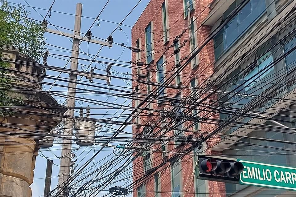 Los cables forman telarañas que además exhiben una mala imagen urbana, como en Escobedo y Modesto Arreola, en el Centro de Monterrey.