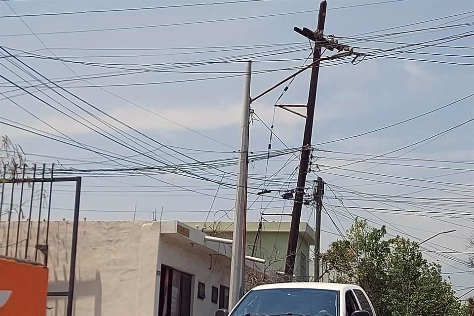 Otro poste exhibe la falta de mantenimiento en el cruce de Corregidora y Lucio Blanco, en San Pedro.
