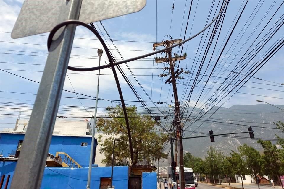 Cumbres del Valle, San Pedro.- Un poste tuvo que ser reforzado en Corregidora y Lucio Blanco.  