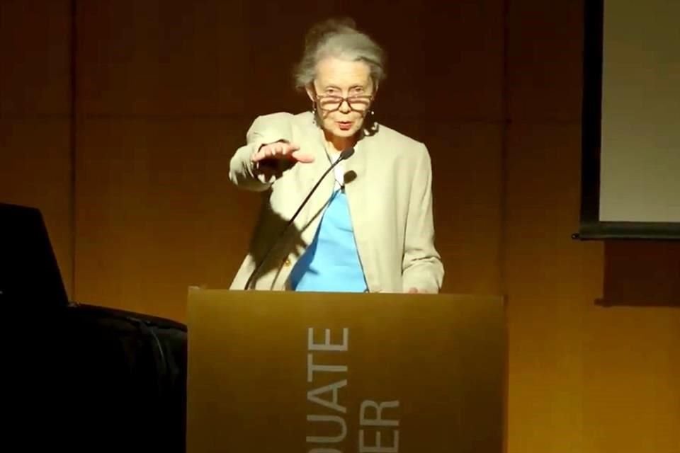 Anne Carson leerá hoy en Monterrey fragmentos de Decreación, uno de los libros fundamentales para entender su quehacer artístico.