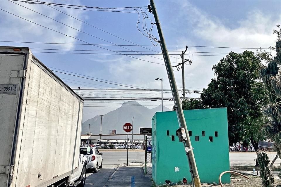 Linda Vista, Guadalupe En la esquina de la calle Barcelona y Miguel Alemán se reportó un poste inclinado en una plaza pública.