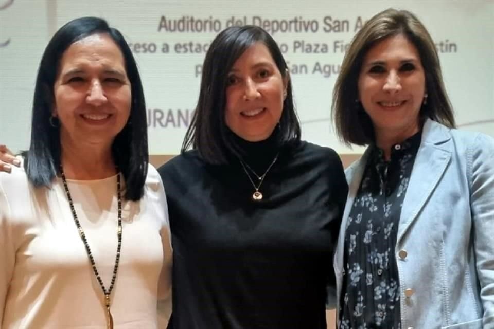 La autora estuvo acompañada por Luz María Garza de Llaguno, maestra de literatura y presidenta de Fundación Riisa, y Consuelo Bañuelos, autora y fundadora de la asociación Promoción de Paz.