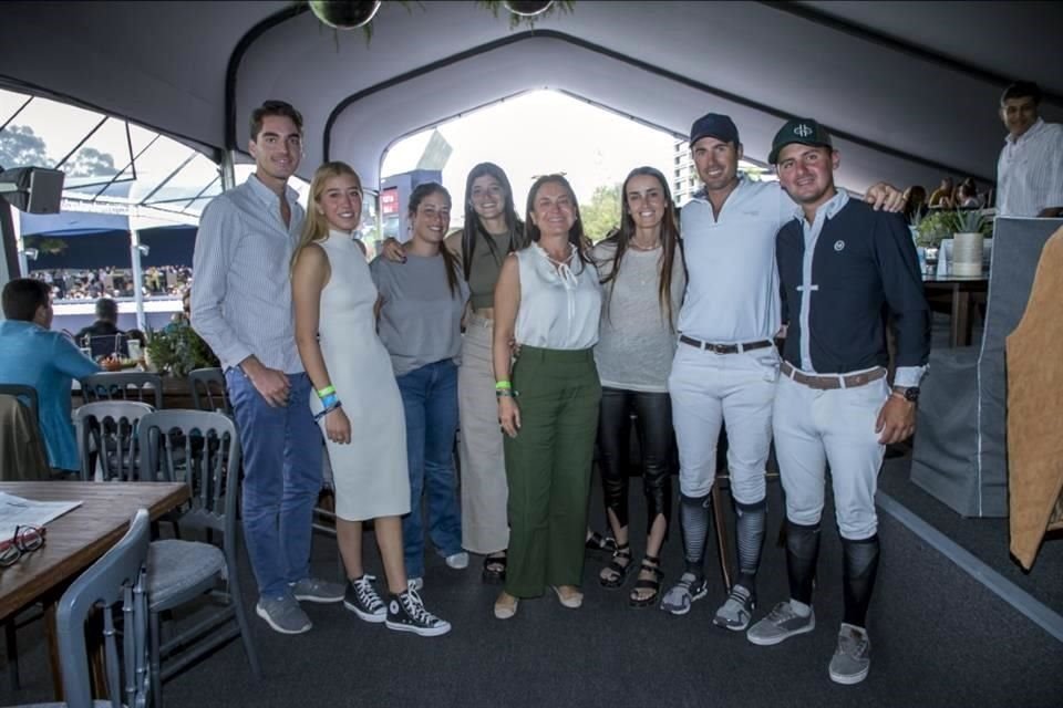Iñigo Laviada, Sofía Legorreta, Candela Gibert, Martina Santoro,  Andrea Hernández, Laura Ayan, Damian Ancic y Francisco Leonforte