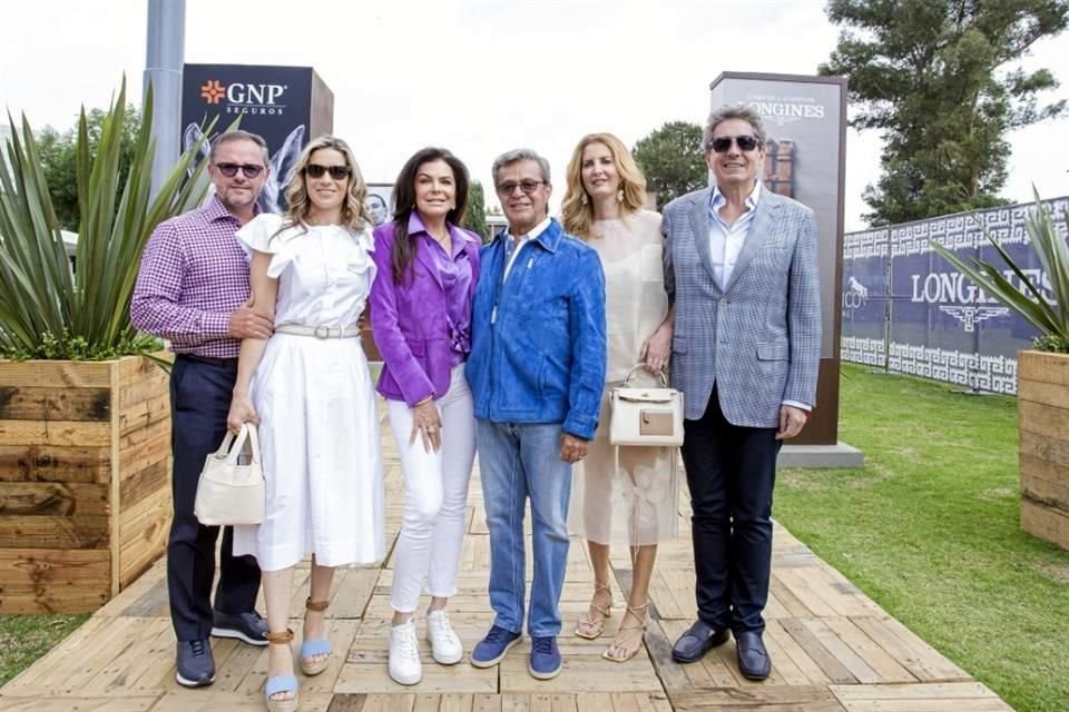Oliver Fernández, Lourdes Fernández, Mariana Tort, Carlos Peralta, Magali Fernández y Jorge Fernández