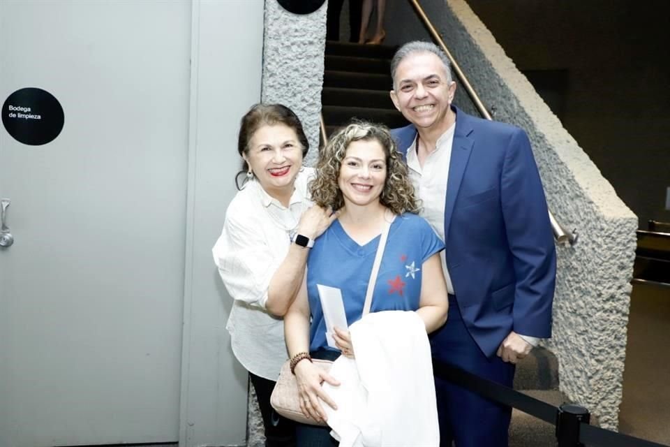 María Teresa Coronado, Samantha Arizpe y Hernán Galindo