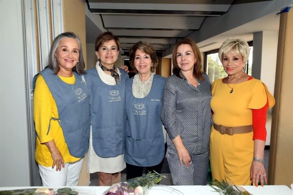 Isabel Montalvo, Ruth Lozano, Velia Valdés, Amelia García y María Luisa de Thomae