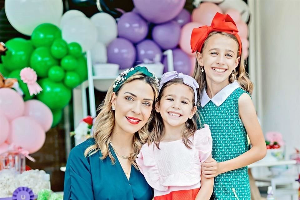 Cristina Gutiérrez de Montemayor con Samantha y Michelle Montemayor