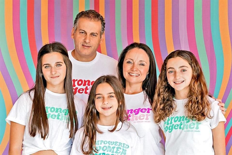 Mauricio Canavati Marcos y Mayra Macías de Canavati con sus hijas Balbina, Christiane y Estefanía Canavati