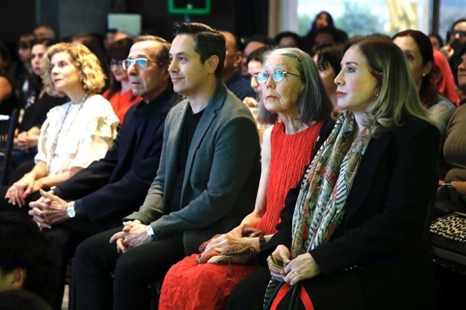 Anne Carson (de rojo) estuvo acompañada por la poeta y traductora Jeannette L. Clariond y su familia.