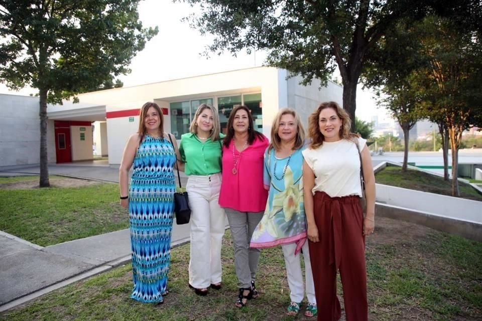 Déborah Canavati, Suly Galván, Julieta Torres, Martha Torres y Claudia Galván