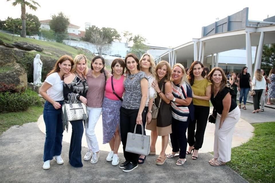 Mariel González, Oppy Salas, Alejandra Garza, Lorena Assad, Claudia Castillo, Queta Hinojosa, Carmen Padilla, Yoya Sáenz, Karina Blancq-Cazaux  y Angélica Espinoza