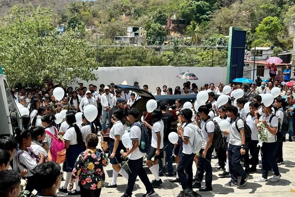 Compañeros de Enya Vanesa la despidieron en el Colegio de Bachilleres plantel 7 en el puerto de Acapulco.