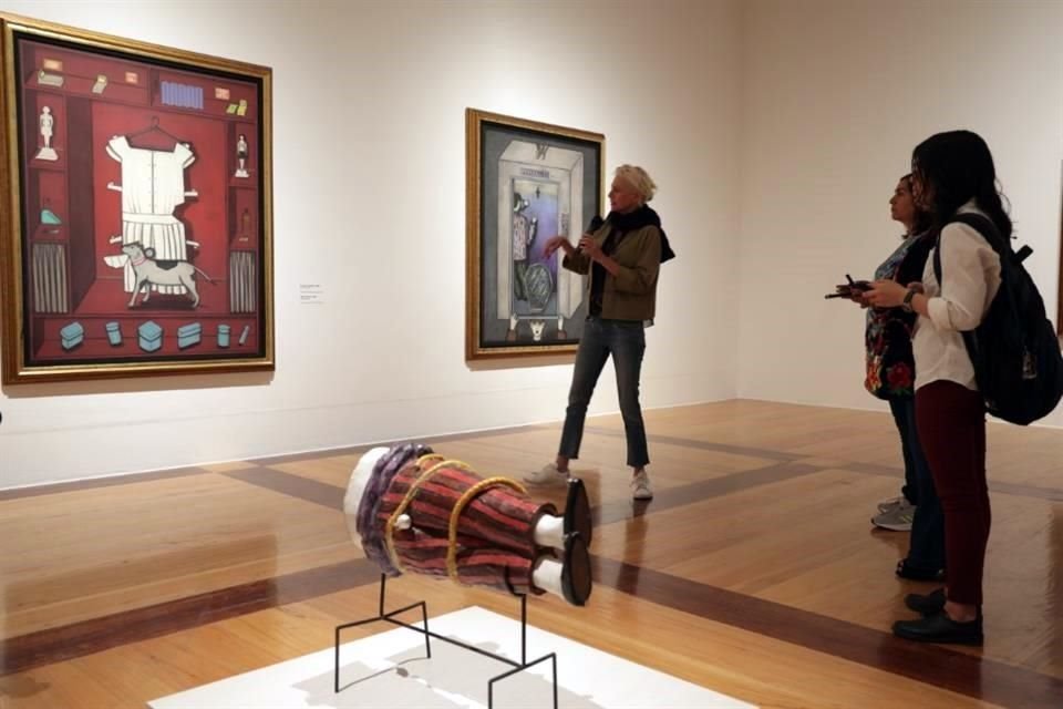 La expo se organiza en núcleos temáticos donde se pueden observar los asuntos que el pintor abordaba: infancia y adolescencia, violencia intrafamiliar y de género, y el despertar de la sexualidad.